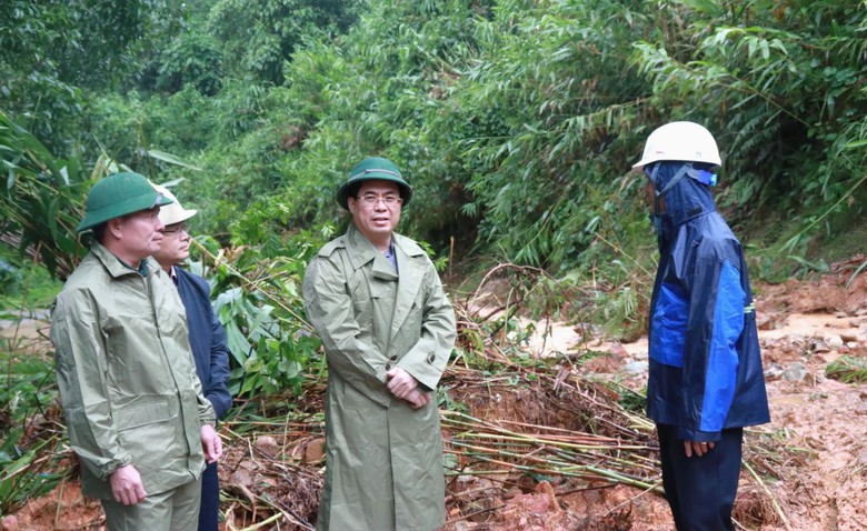 Ch&igrave;m trong mưa lũ, loạt tỉnh th&agrave;nh miền Trung gia tăng thiệt hại- Ảnh 3.