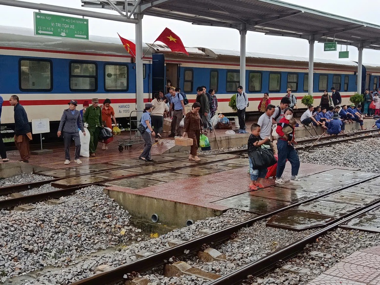 Đường sắt chuyển tải hơn 4.000 h&agrave;nh kh&aacute;ch do ngập ở Huế- Ảnh 1.