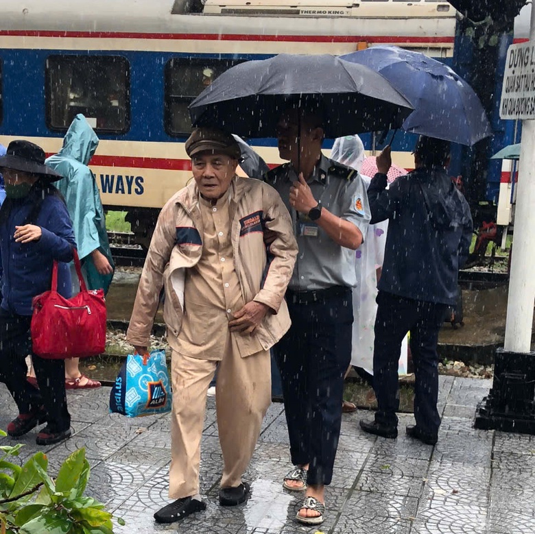 Đường sắt chuyển tải hơn 4.000 h&agrave;nh kh&aacute;ch do ngập ở Huế- Ảnh 2.