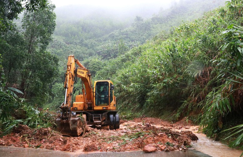Ch&igrave;m trong mưa lũ, loạt tỉnh th&agrave;nh miền Trung gia tăng thiệt hại- Ảnh 5.