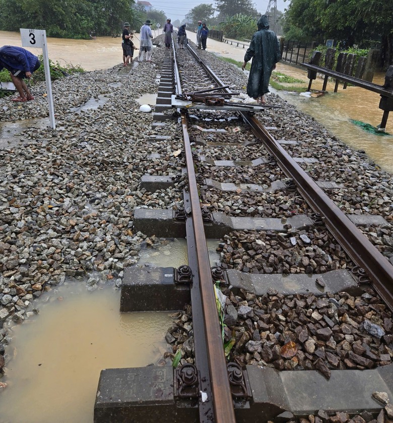 Huế: Khẩn trương khắc phục đoạn đường sắt Bắc - Nam bị lũ cuốn tr&ocirc;i nền đ&aacute;- Ảnh 3.