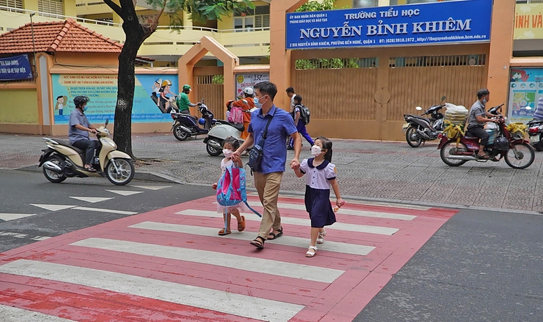 Giới hạn tốc độ qua cổng trường k&eacute;o giảm tai nạn- Ảnh 1.