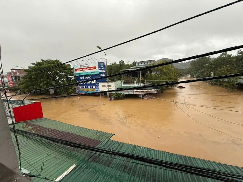 Ch&igrave;m trong mưa lũ, loạt tỉnh th&agrave;nh miền Trung gia tăng thiệt hại- Ảnh 1.