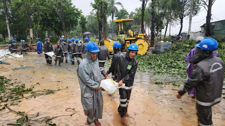 Khẩn cấp chặn miệng cống, ngăn nước tr&agrave;n v&agrave;o đ&ocirc; thị Quảng Ng&atilde;i- Ảnh 4.