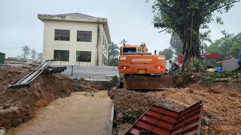 Khẩn cấp chặn miệng cống, ngăn nước tr&agrave;n v&agrave;o đ&ocirc; thị Quảng Ng&atilde;i- Ảnh 8.