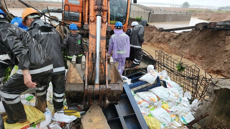 Khẩn cấp chặn miệng cống, ngăn nước tr&agrave;n v&agrave;o đ&ocirc; thị Quảng Ng&atilde;i- Ảnh 2.