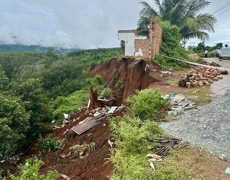 Gia Lai khẩn trương di dời hàng chục hộ dân khỏi vùng có nguy cơ sạt lở- Ảnh 1. Gia Lai khẩn trương di dời hàng chục hộ dân khỏi vùng có nguy cơ sạt lở- Ảnh 1.