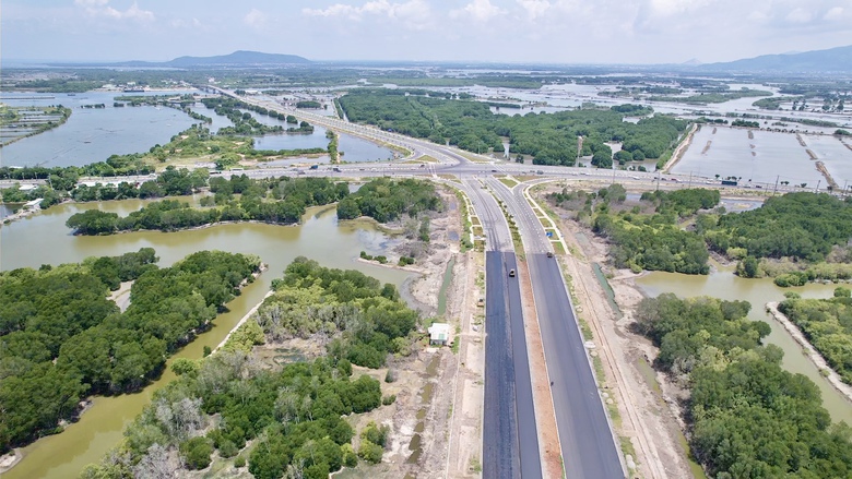 Một nhiệm kỳ bứt phá hạ tầng, mở cánh cửa thịnh vượng cho người dân TP.HCM ven biển- Ảnh 5. Một nhiệm kỳ bứt phá hạ tầng, mở cánh cửa thịnh vượng cho người dân TP.HCM ven biển- Ảnh 5.