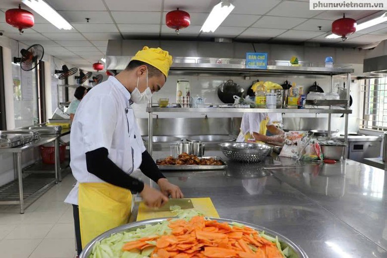 H&agrave; Nội kiểm tra đột xuất bữa ăn b&aacute;n tr&uacute; trong trường học- Ảnh 1.