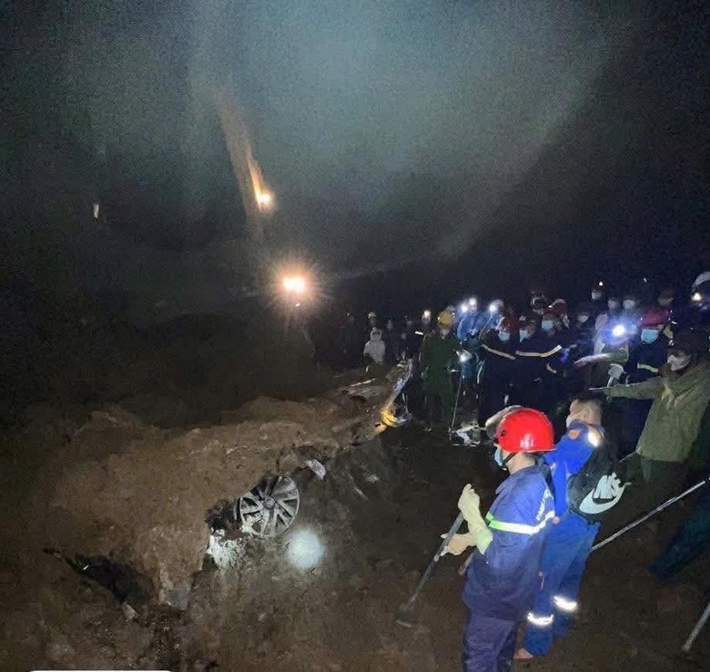 T&igrave;m thấy hai thi thể trong &ocirc; t&ocirc; bẹp d&uacute;m ở L&agrave;o Cai- Ảnh 2.