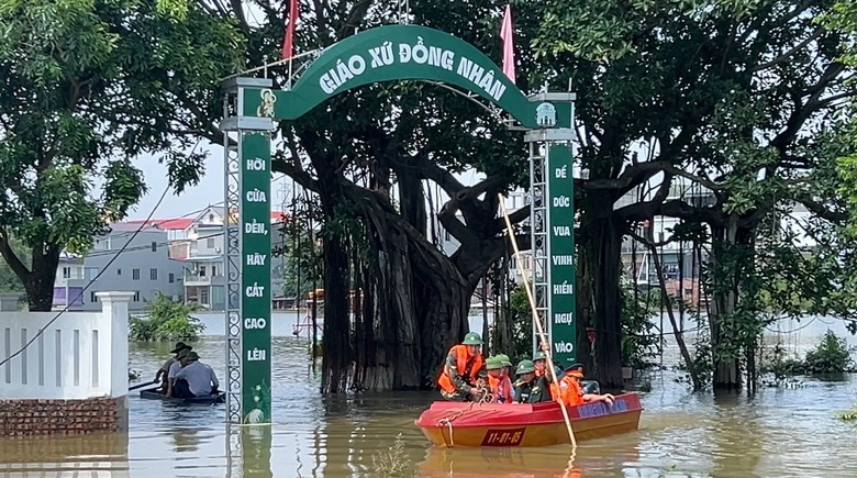 Nước s&ocirc;ng Cầu l&ecirc;n cao, Bắc Ninh vẫn c&ograve;n hơn 2.100 hộ d&acirc;n bị c&ocirc; lập- Ảnh 9.