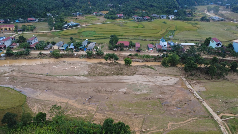 Người d&acirc;n L&agrave;o Cai thất thần trước cảnh nh&agrave; cửa, hoa m&agrave;u tan hoang sau lũ- Ảnh 1.