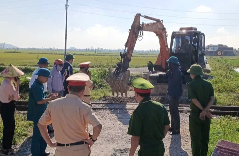 Nghệ An: X&oacute;a "điểm đen" tai nạn giao th&ocirc;ng tại 2 lối đi tự mở qua đường sắt- Ảnh 1.