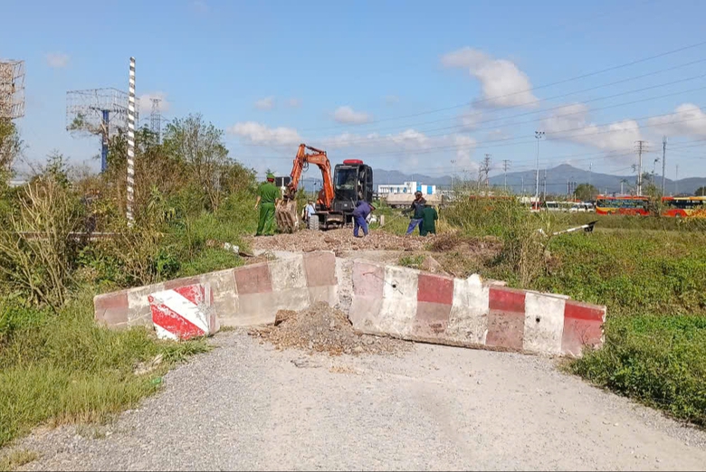 Nghệ An: X&oacute;a "điểm đen" tai nạn giao th&ocirc;ng tại 2 lối đi tự mở qua đường sắt- Ảnh 2.