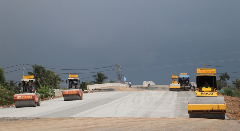 Thứ trưởng Phạm Minh Hà kiểm tra, thúc tiến độ cao tốc Cần Thơ - Cà Mau- Ảnh 2. Thứ trưởng Phạm Minh Hà kiểm tra, thúc tiến độ cao tốc Cần Thơ - Cà Mau- Ảnh 2.