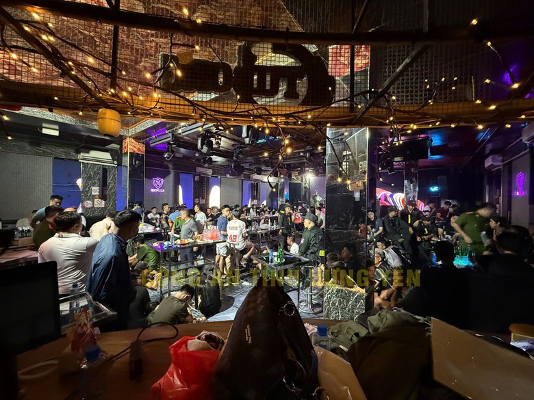 Đột k&iacute;ch qu&aacute;n bar ở Hưng Y&ecirc;n, ph&aacute;t hiện 40 trường hợp dương t&iacute;nh với ma t&uacute;y- Ảnh 1.