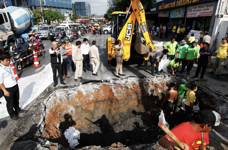 Thủ tướng Thái Lan cam kết điều tra minh bạch, độc lập vụ sụt hố tử thần ở Bangkok- Ảnh 1. Thủ tướng Thái Lan cam kết điều tra minh bạch, độc lập vụ sụt hố tử thần ở Bangkok- Ảnh 1.