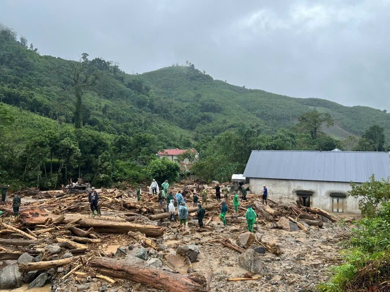 Người d&acirc;n L&agrave;o Cai thất thần trước cảnh nh&agrave; cửa, hoa m&agrave;u tan hoang sau lũ- Ảnh 5.