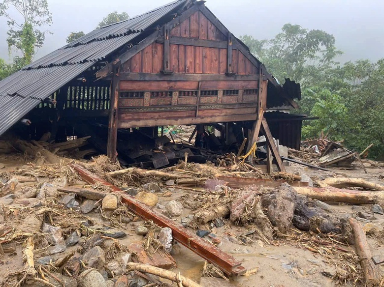 Người d&acirc;n L&agrave;o Cai thất thần trước cảnh nh&agrave; cửa, hoa m&agrave;u tan hoang sau lũ- Ảnh 6.