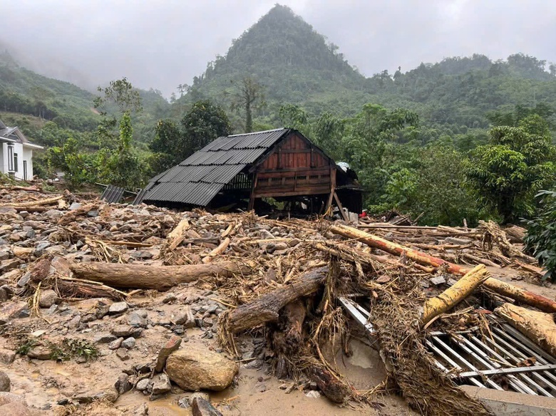 Người d&acirc;n L&agrave;o Cai thất thần trước cảnh nh&agrave; cửa, hoa m&agrave;u tan hoang sau lũ- Ảnh 7.