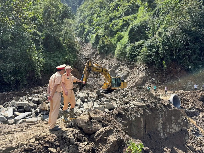 L&agrave;o Cai th&ocirc;ng đường quốc lộ 32 cho xe m&aacute;y l&ecirc;n M&ugrave; Cang Chải- Ảnh 3.