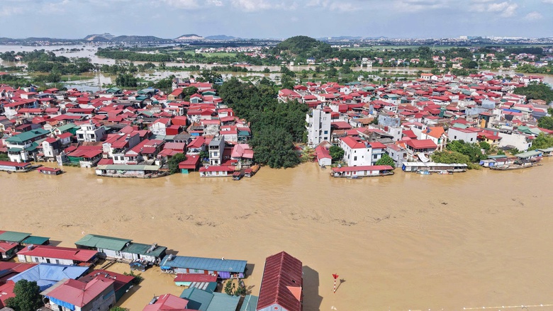 Nước s&ocirc;ng Cầu l&ecirc;n cao, Bắc Ninh vẫn c&ograve;n hơn 2.100 hộ d&acirc;n bị c&ocirc; lập- Ảnh 2.