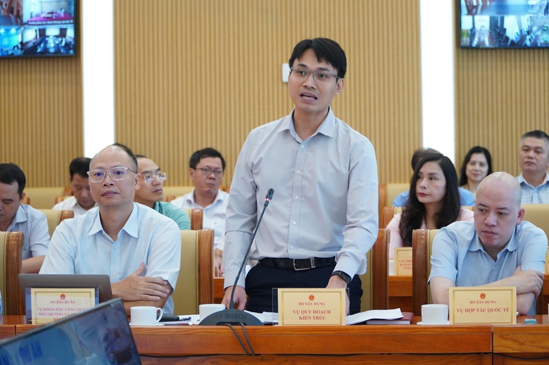 Ph&oacute; Vụ trưởng Vụ Quy hoạch - Kiến tr&uacute;c Trần Văn Hậu ph&aacute;t biểu tại Hội nghị đ&aacute;nh gi&aacute; kết quả c&ocirc;ng t&aacute;c 9 th&aacute;ng năm 2025 v&agrave; triển khai nhiệm vụ trọng t&acirc;m Qu&yacute; IV năm 2025 của ng&agrave;nh X&acirc;y dựng. (Ảnh: Kế Toại)