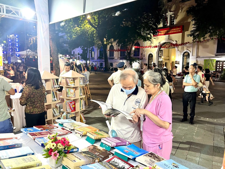 Văn hóa đọc Thủ đô lan tỏa sức mạnh từ Hội sách Hà Nội lần thứ X- Ảnh 2. Văn hóa đọc Thủ đô lan tỏa sức mạnh từ Hội sách Hà Nội lần thứ X- Ảnh 2.