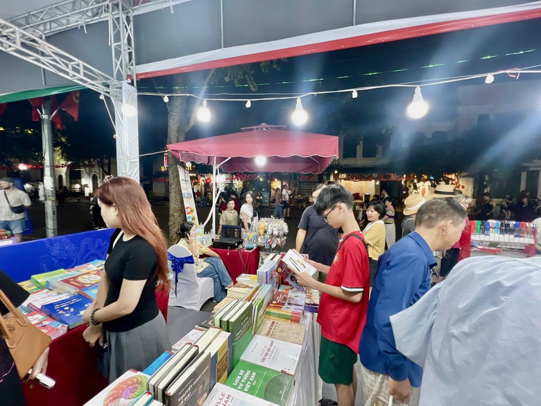 Văn hóa đọc Thủ đô lan tỏa sức mạnh từ Hội sách Hà Nội lần thứ X- Ảnh 3. Văn hóa đọc Thủ đô lan tỏa sức mạnh từ Hội sách Hà Nội lần thứ X- Ảnh 3.