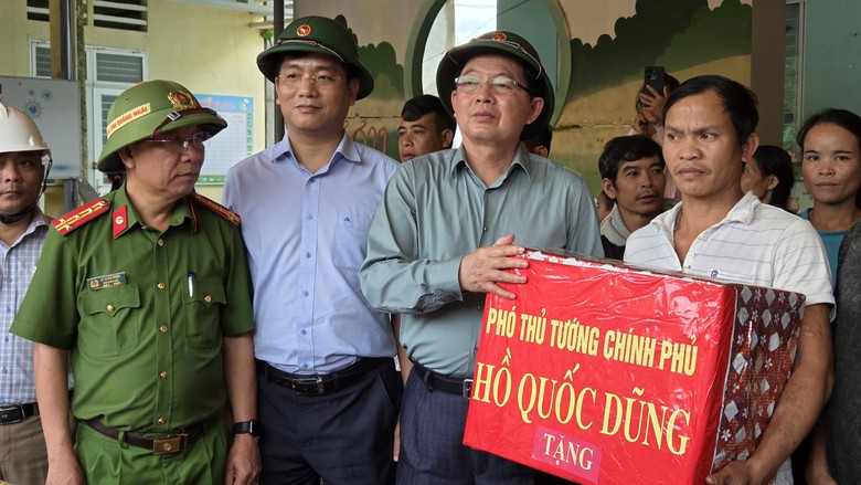 Hai Ph&oacute; Thủ tướng chỉ đạo khẩn trương khắc phục hậu quả mưa lũ tại Quảng Ng&atilde;i- Ảnh 13.