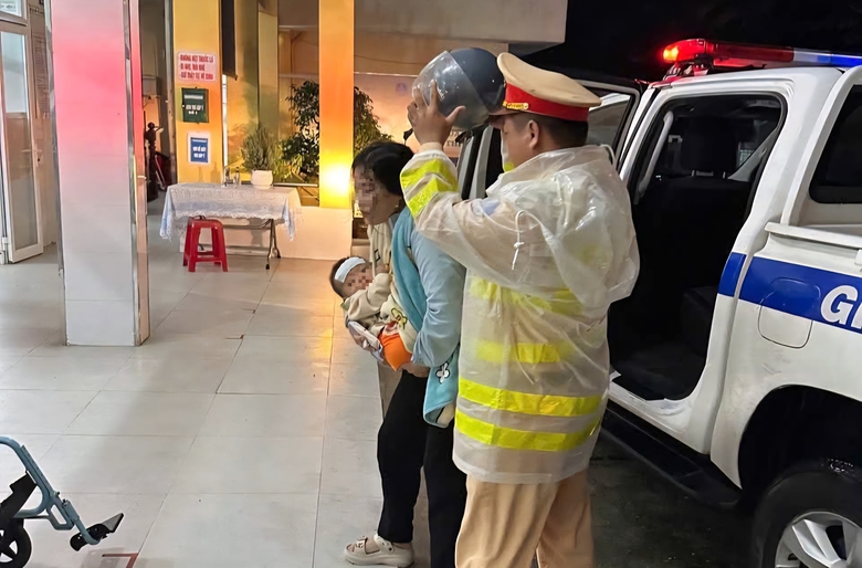 CSGT Quảng Ng&atilde;i d&ugrave;ng xe đặc chủng đưa ch&aacute;u b&eacute; sốt cao đi cấp cứu kịp thời- Ảnh 1.