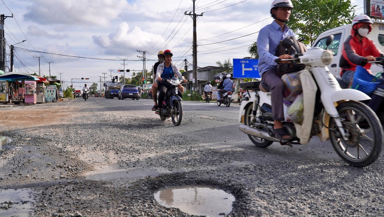 Khẩn trương khắc phục hư hỏng tr&ecirc;n tuyến quốc lộ 1 qua C&agrave; Mau- Ảnh 2.