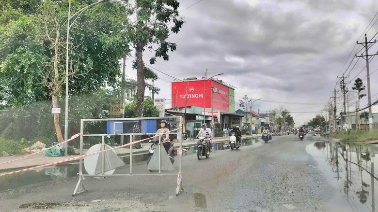 Khẩn trương khắc phục hư hỏng tr&ecirc;n tuyến quốc lộ 1 qua C&agrave; Mau- Ảnh 8.