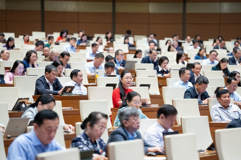 Đề nghị coi bạo hành nhân viên y tế là hành vi chống người thi hành công vụ- Ảnh 2. Đề nghị coi bạo hành nhân viên y tế là hành vi chống người thi hành công vụ- Ảnh 2.