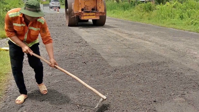 Khẩn trương khắc phục hư hỏng tr&ecirc;n tuyến quốc lộ 1 qua C&agrave; Mau- Ảnh 9.