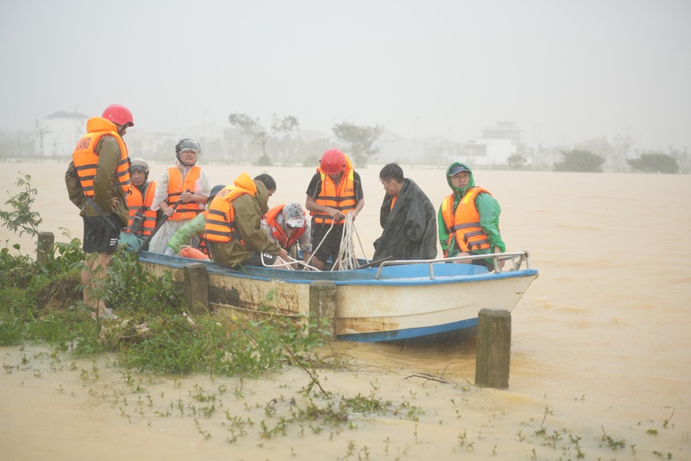Huế: Hàng chục ngàn nhà dân bị ngập, 8 người chết và mất tích- Ảnh 4. Huế: Hàng chục ngàn nhà dân bị ngập, 8 người chết và mất tích- Ảnh 4.