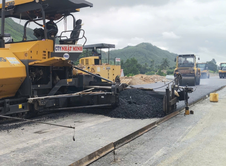 "Canh trời" thảm nhựa cao tốc Quy Nhơn - Ch&iacute; Thạnh- Ảnh 1.