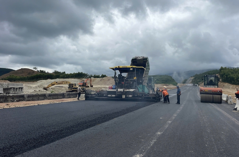 "Canh trời" thảm nhựa cao tốc Quy Nhơn - Ch&iacute; Thạnh- Ảnh 2.