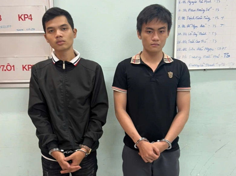 Bắt 2 thanh ni&ecirc;n d&ugrave;ng vũ lực cướp xe v&agrave; điện thoại học sinh lớp 10 trong đ&ecirc;m mưa- Ảnh 1.
