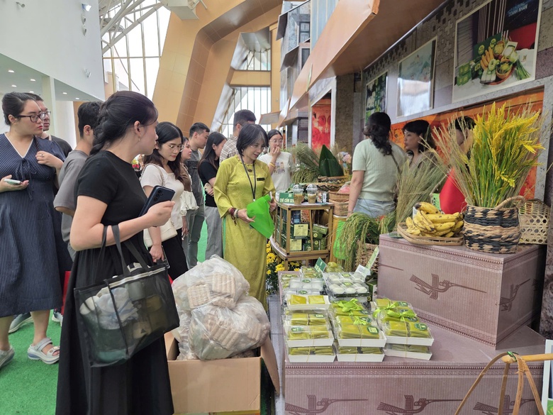 Sắc m&agrave;u OCOP 3 miền hội tụ tại Hội chợ M&ugrave;a Thu 2025- Ảnh 1.