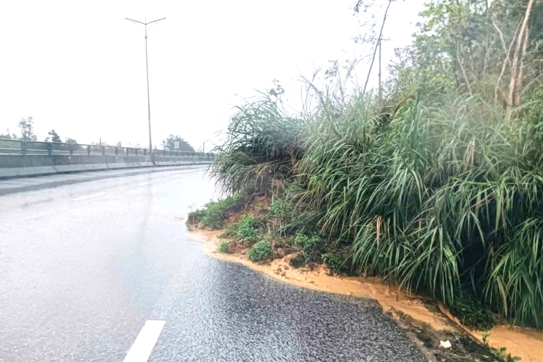 H&agrave; Tĩnh: Nhiều tuyến đường ngập s&acirc;u, sạt lở ta luy, h&agrave;ng trăm hộ d&acirc;n sơ t&aacute;n khẩn cấp- Ảnh 1.