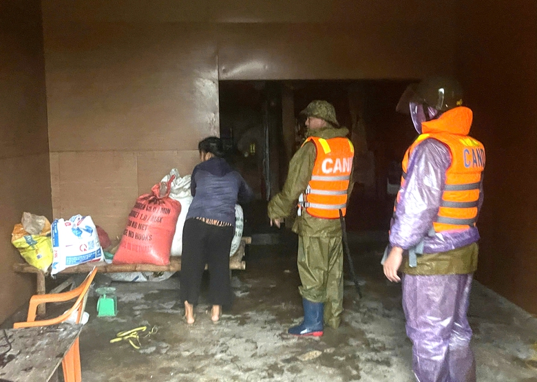 H&agrave; Tĩnh: Nhiều tuyến đường ngập s&acirc;u, sạt lở ta luy, h&agrave;ng trăm hộ d&acirc;n sơ t&aacute;n khẩn cấp- Ảnh 3.