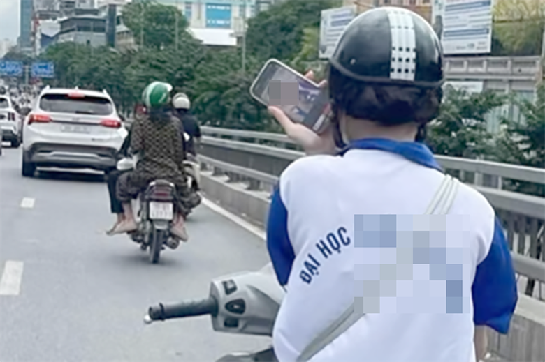 Hà Nội: Hai cô gái đi xe máy nghe điện thoại bị xử phạt mỗi người 1,4 triệu đồng- Ảnh 1. Hà Nội: Hai cô gái đi xe máy nghe điện thoại bị xử phạt mỗi người 1,4 triệu đồng- Ảnh 1.