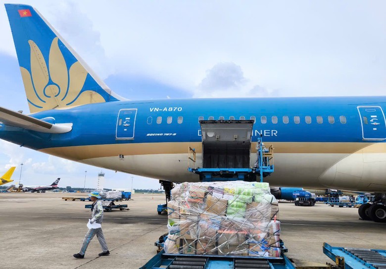 Vietnam Airlines nhận vận chuyển miễn phí hàng hóa hỗ trợ vùng mưa lũ miền Trung- Ảnh 1. Vietnam Airlines nhận vận chuyển miễn phí hàng hóa hỗ trợ vùng mưa lũ miền Trung- Ảnh 1.