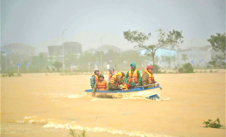 T&igrave;m thấy thi thể hai cha con mất t&iacute;ch trong lũ ở Huế- Ảnh 1.