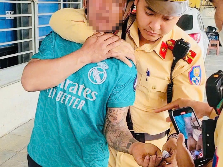 Clip: CSGT H&agrave; Nội khống chế đối tượng t&agrave;ng trữ ma t&uacute;y khi kiểm so&aacute;t giao th&ocirc;ng- Ảnh 1.