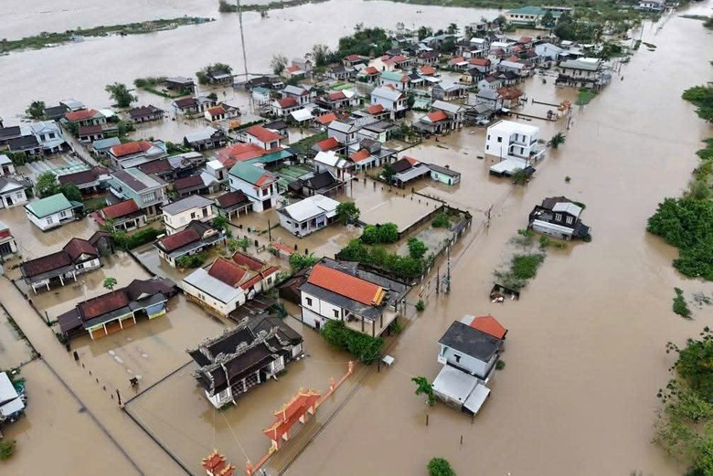 Huế: Hàng chục ngàn nhà dân bị ngập, 8 người chết và mất tích- Ảnh 1. Huế: Hàng chục ngàn nhà dân bị ngập, 8 người chết và mất tích- Ảnh 1.