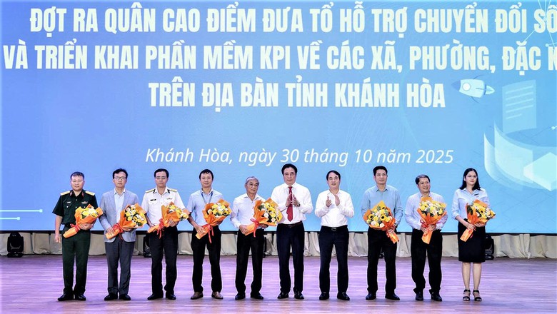 Kh&aacute;nh H&ograve;a ph&aacute;t động ra qu&acirc;n cao điểm đưa tổ hỗ trợ chuyển đổi số về cơ sở- Ảnh 2.