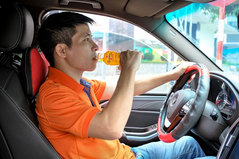 Với những t&agrave;i xế, mỗi s&aacute;ng sớm, giữa trưa hay khi mệt mỏi đều l&agrave; thời điểm cần tiếp th&ecirc;m năng lượng. Một chai Number 1 m&aacute;t lạnh gi&uacute;p họ bừng t&igrave;nh, giữ vững sự tập trung để ki&ecirc;n định chinh phục từng c&acirc;y số.