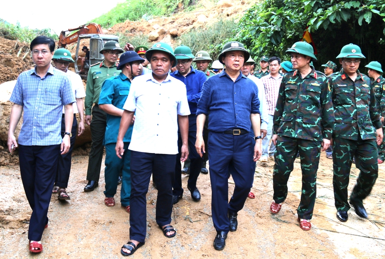 Hai Ph&oacute; Thủ tướng chỉ đạo khẩn trương khắc phục hậu quả mưa lũ tại Quảng Ng&atilde;i- Ảnh 1.